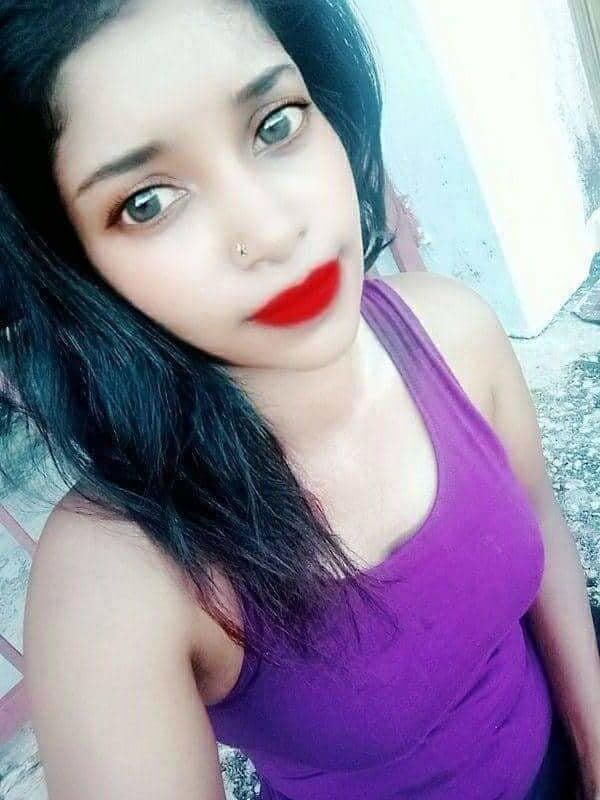 Desi Gal mit leckeren dunklen Brustwarzen