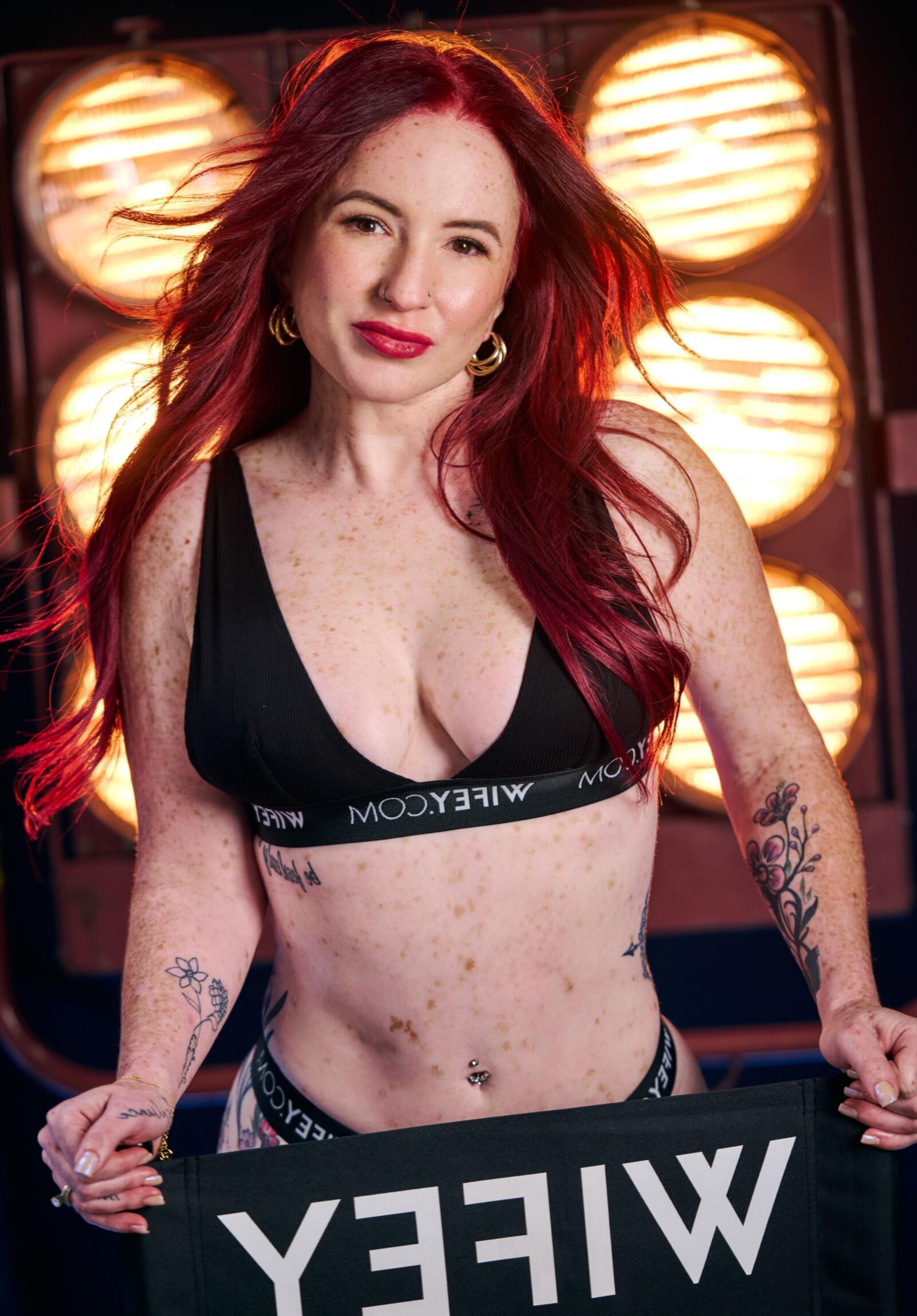 セクシーなホットワイフは、彼女の夫をライブで覆っています！