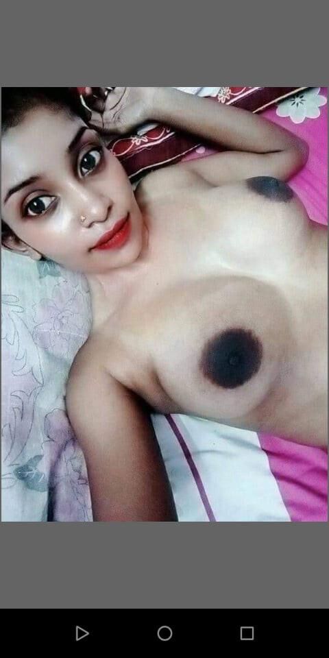 Desi Gal mit leckeren dunklen Brustwarzen
