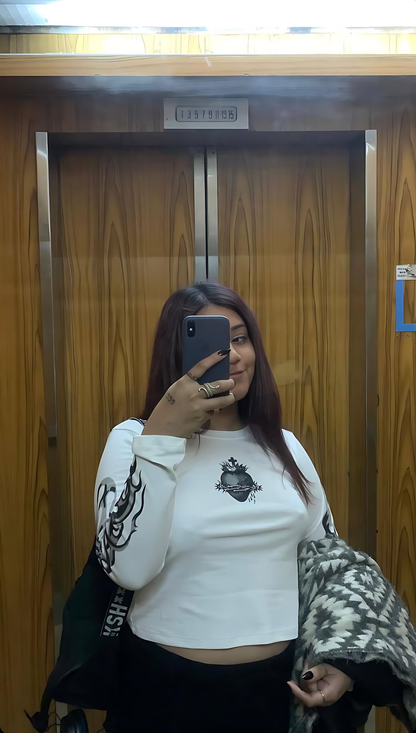 Big Booty Latina Teen mostra seu cu e pés
