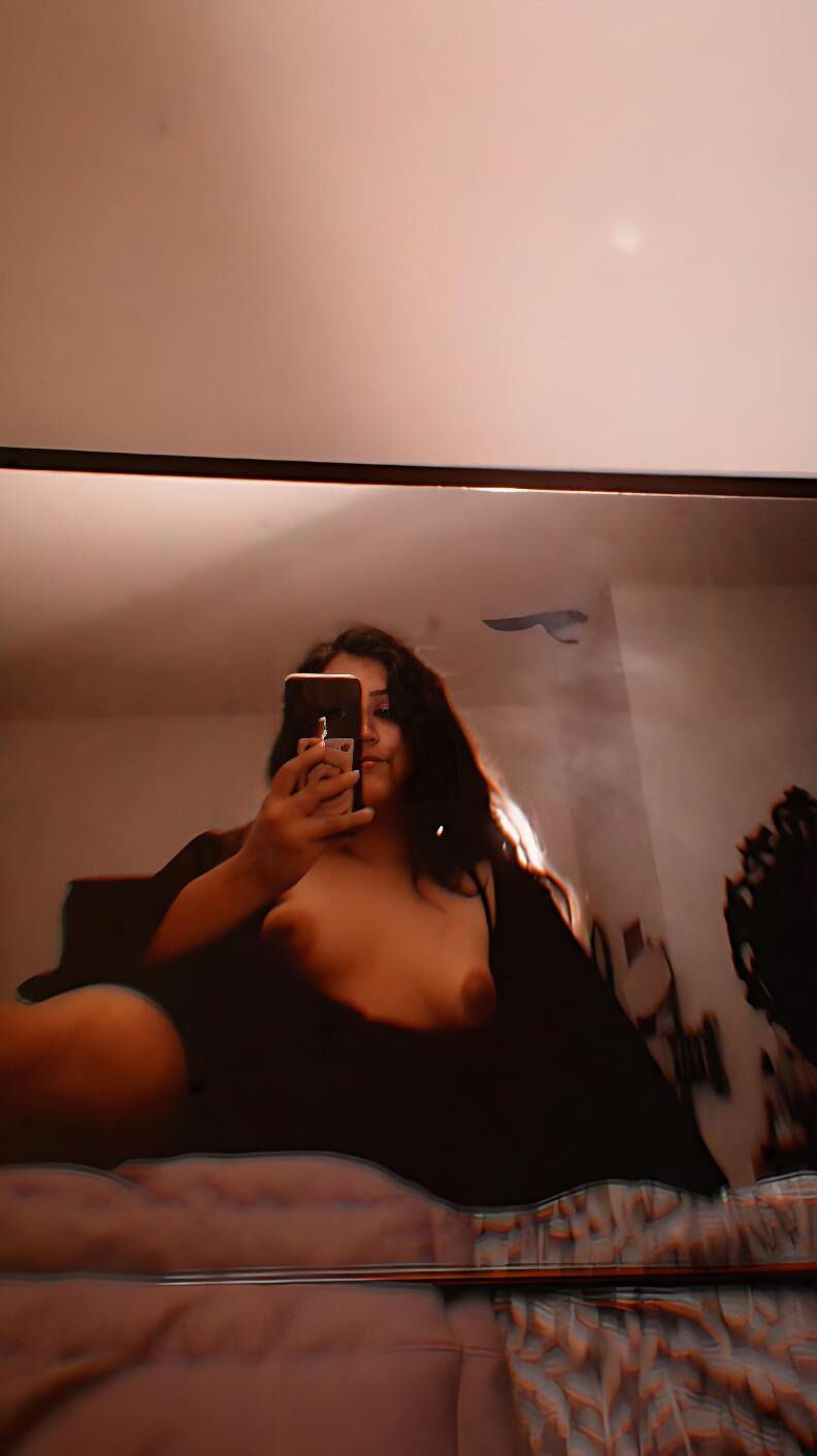 Big Booty Latina Teen mostra seu cu e pés