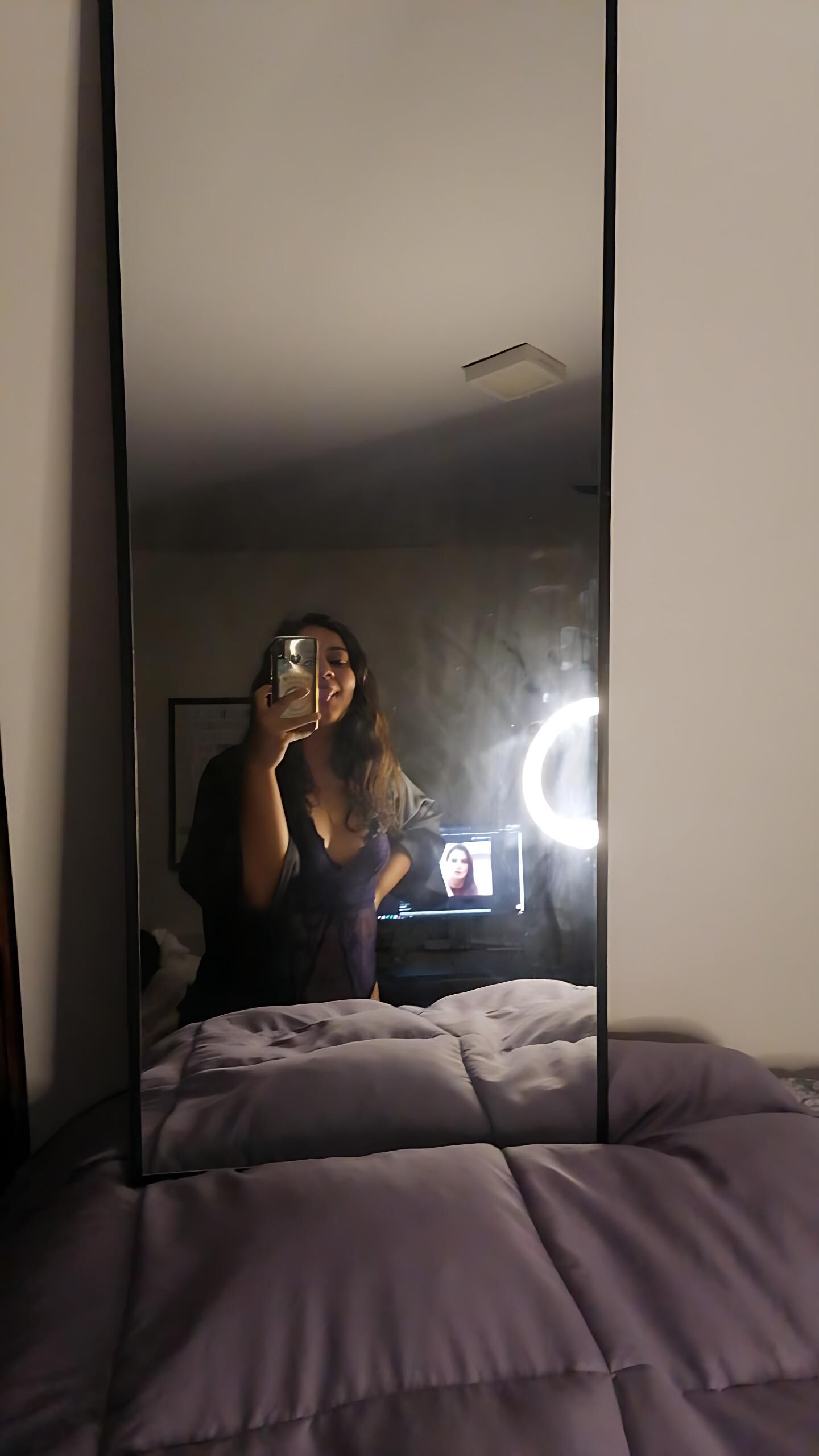 Big Booty Latina Teen mostra seu cu e pés