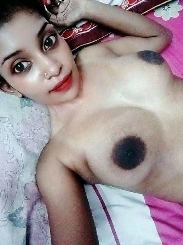Desi Gal mit leckeren dunklen Brustwarzen
