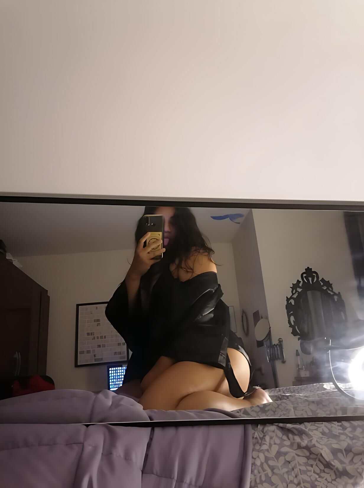 Big Booty Latina Teen mostra seu cu e pés