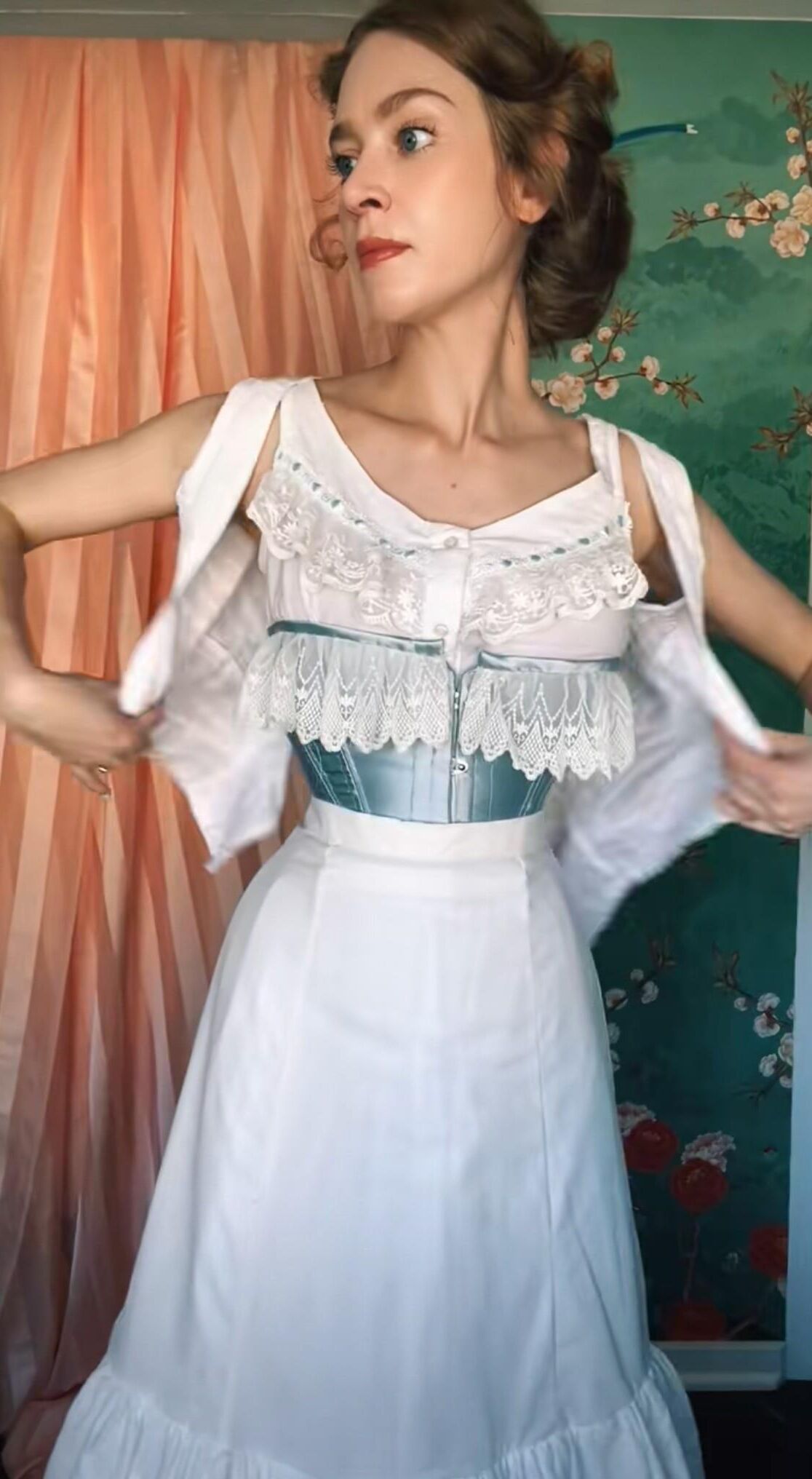 Sexy vintage costumer Ivy Thompson (The Sewlo Artist)
