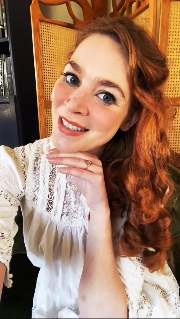 Sexy vintage costumer Ivy Thompson (The Sewlo Artist)
