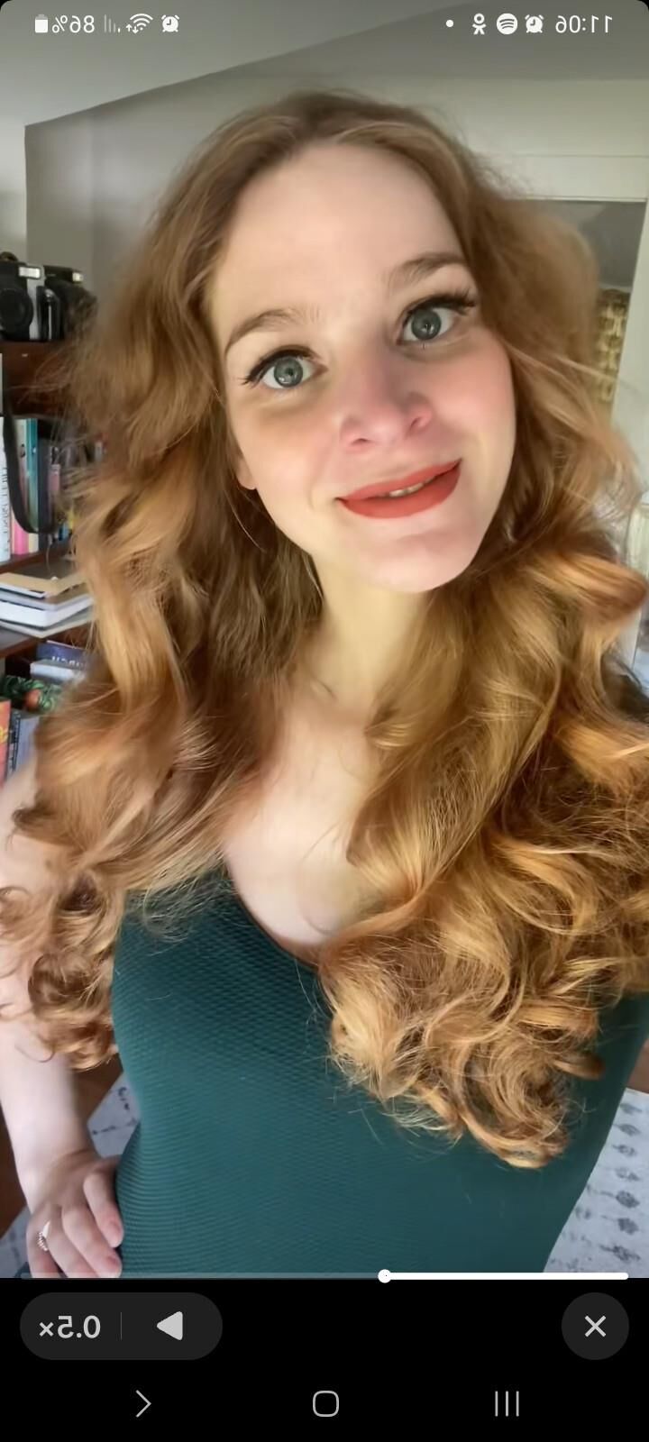 Sexy vintage costumer Ivy Thompson (The Sewlo Artist)