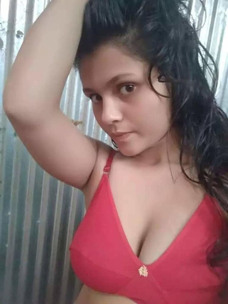 巨乳バングラデシュは彼女のおっぱいを明らかにします