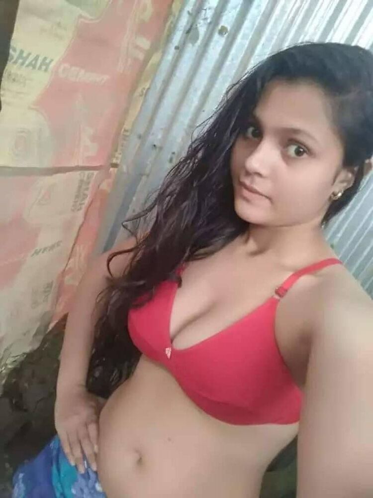 巨乳バングラデシュは彼女のおっぱいを明らかにします