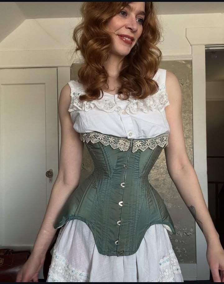 Sexy vintage costumer Ivy Thompson (The Sewlo Artist)