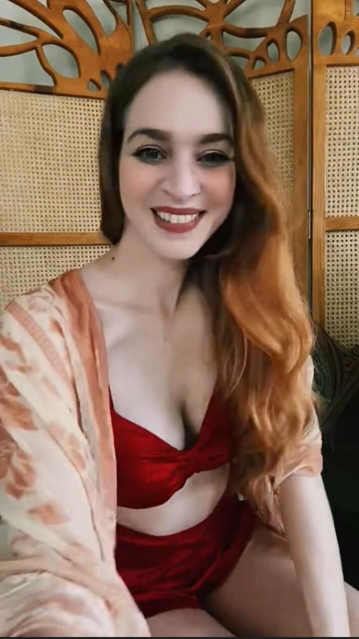 Sexy vintage costumer Ivy Thompson (The Sewlo Artist)