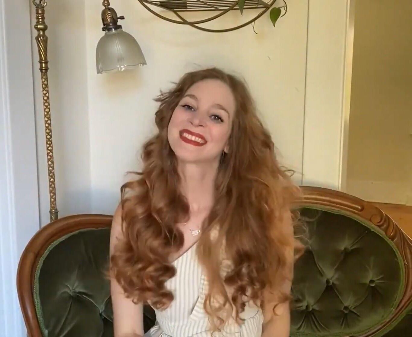 Sexy vintage costumer Ivy Thompson (The Sewlo Artist)