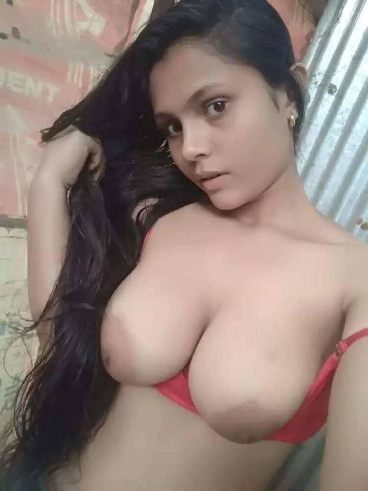 巨乳バングラデシュは彼女のおっぱいを明らかにします