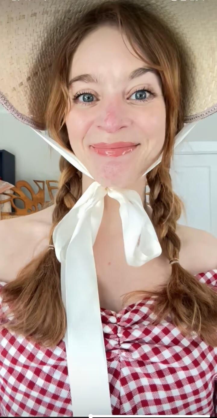 Sexy vintage costumer Ivy Thompson (The Sewlo Artist)