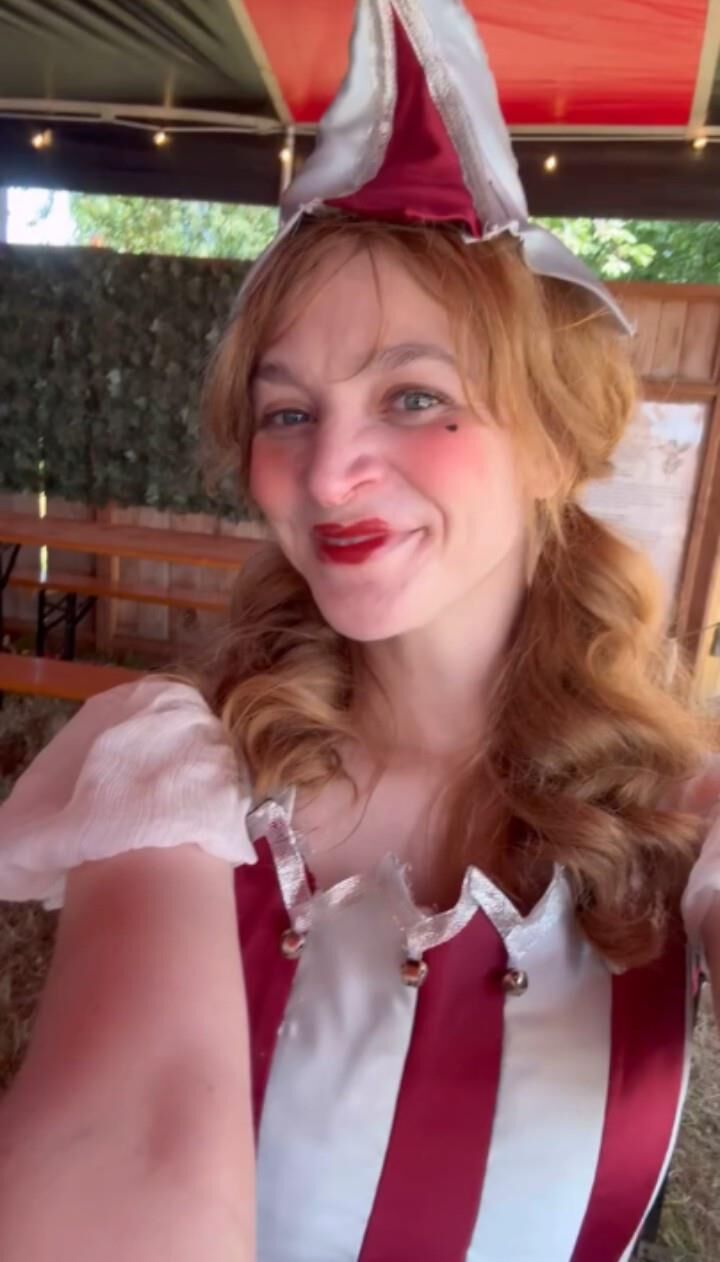 Sexy vintage costumer Ivy Thompson (The Sewlo Artist)