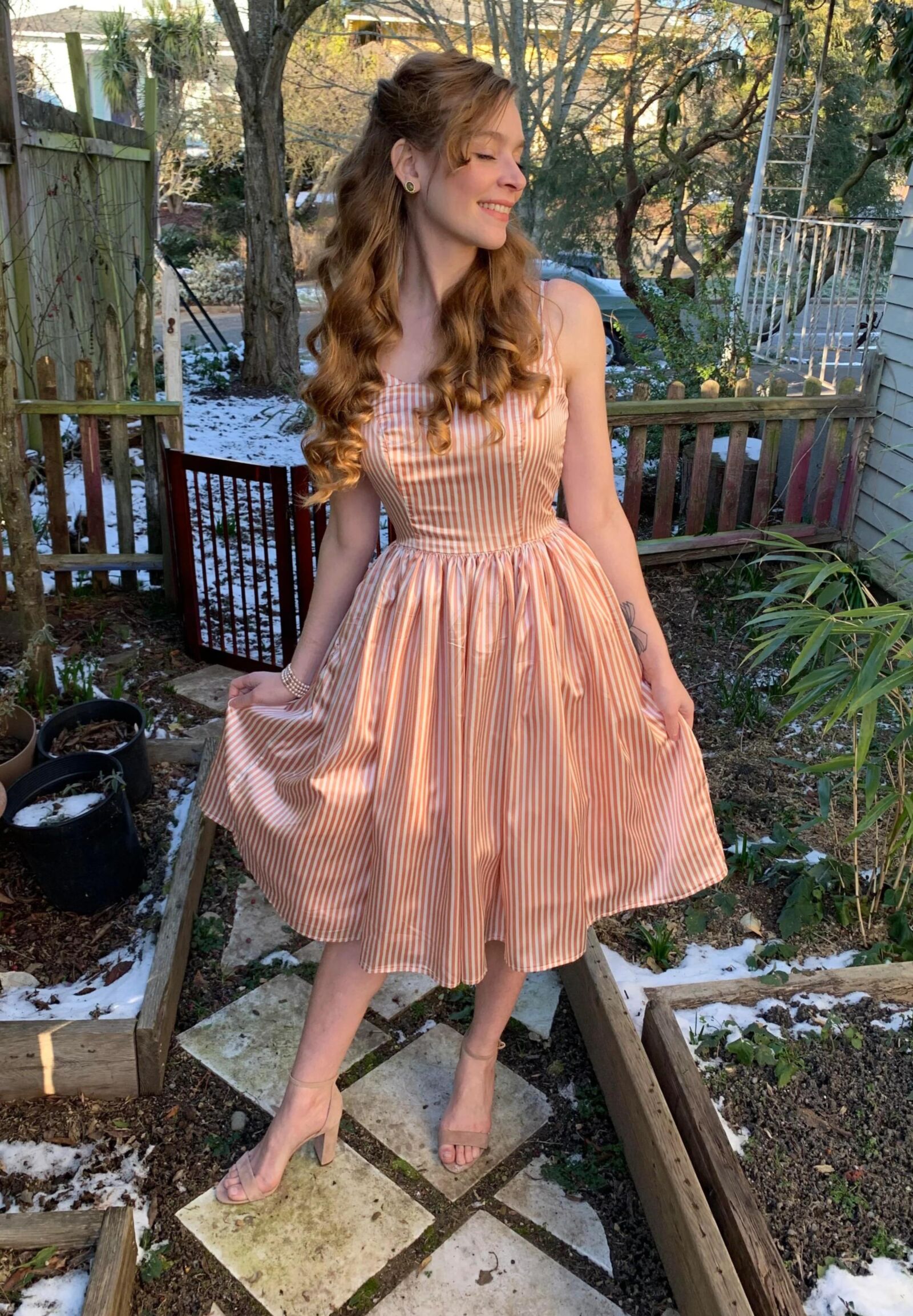 Sexy vintage costumer Ivy Thompson (The Sewlo Artist)