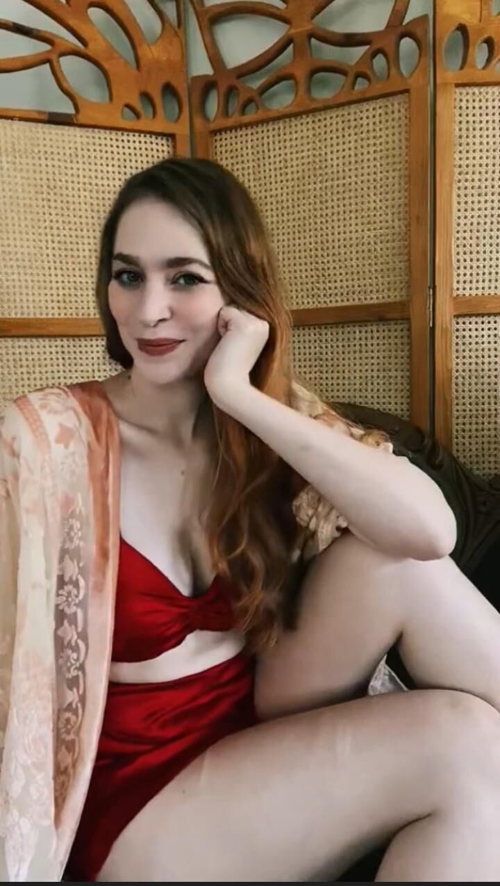 Sexy vintage costumer Ivy Thompson (The Sewlo Artist)