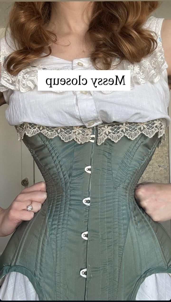 Sexy vintage costumer Ivy Thompson (The Sewlo Artist)