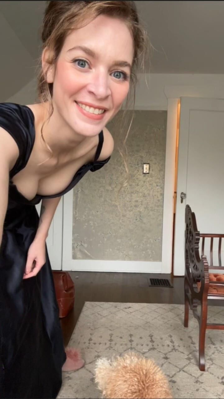 Sexy vintage costumer Ivy Thompson (The Sewlo Artist)
