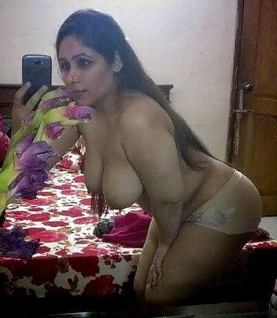 Linda vagabunda desi tia