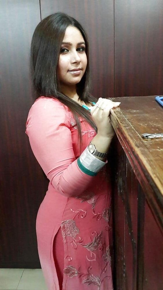Linda vagabunda desi tia