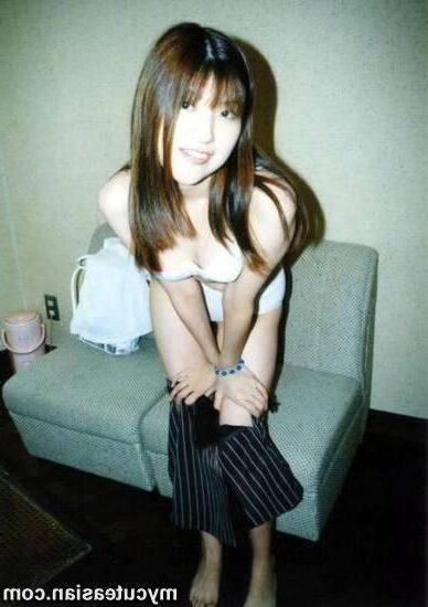 かわいい日本人学生ストリッピング
