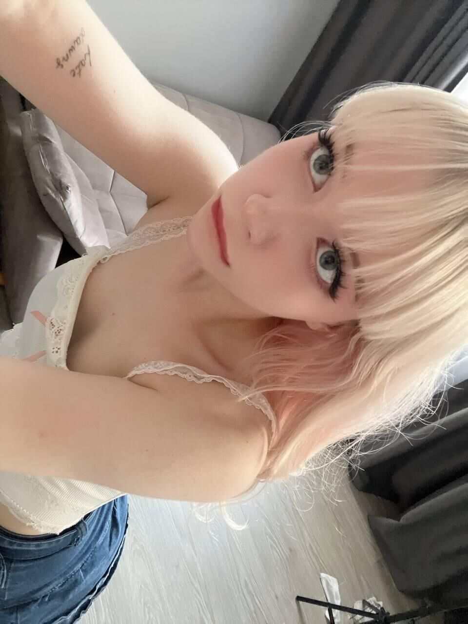 ロシアのホワイトアカデミーガールポスト