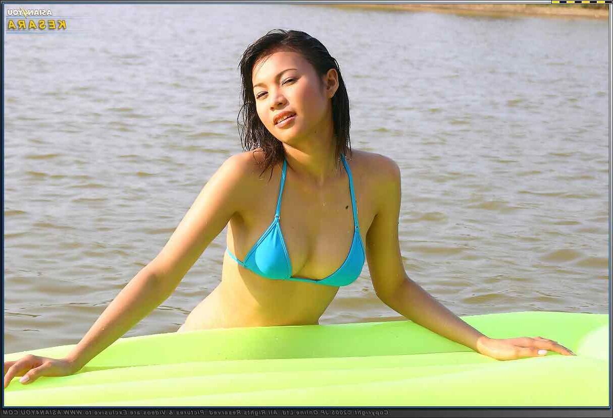 Dia molhado da Asianyou Kesara na praia