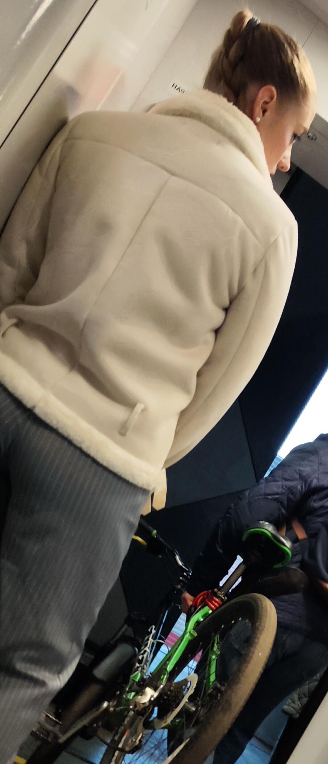 赤い頭は大きなズボンの腰を隠しています