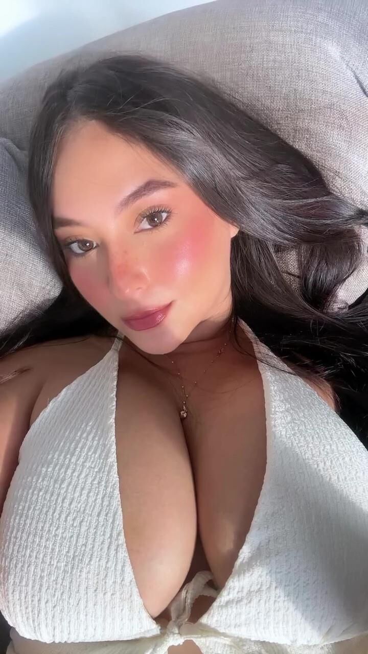 Hermosa chica latina con gran culo y tetas