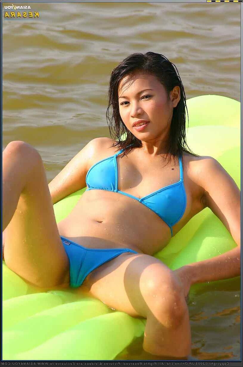 Dia molhado da Asianyou Kesara na praia