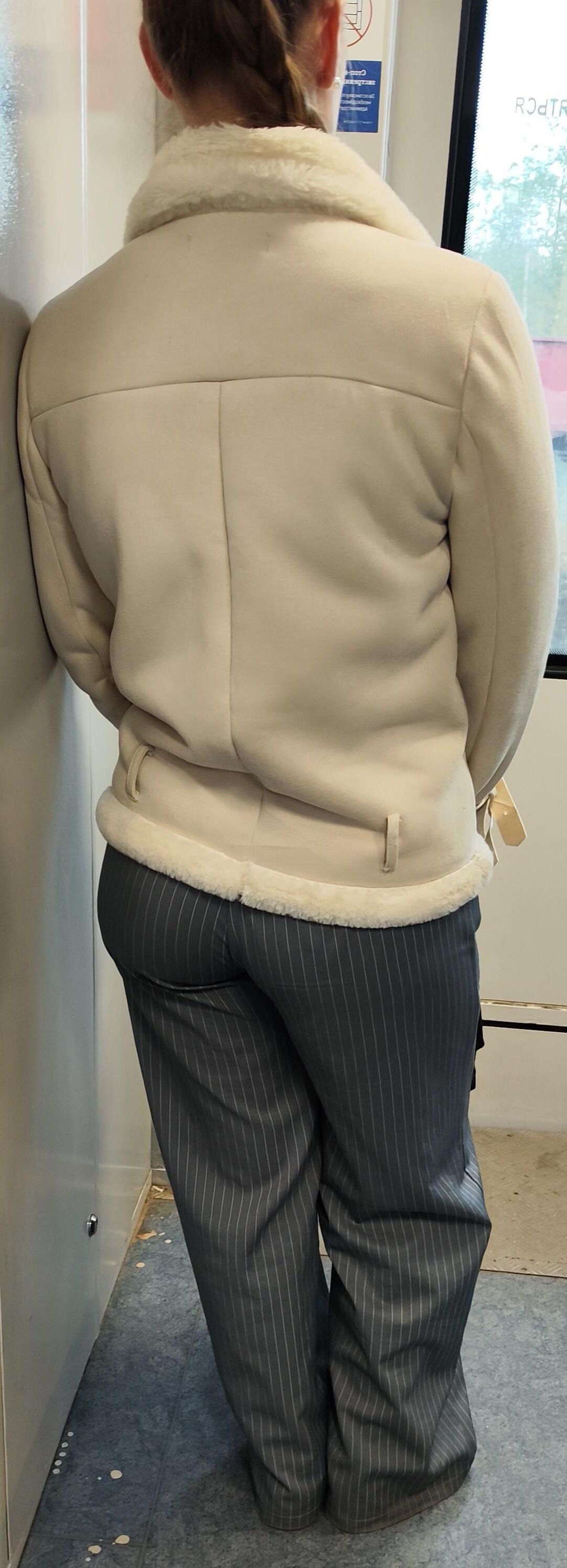 赤い頭は大きなズボンの腰を隠しています