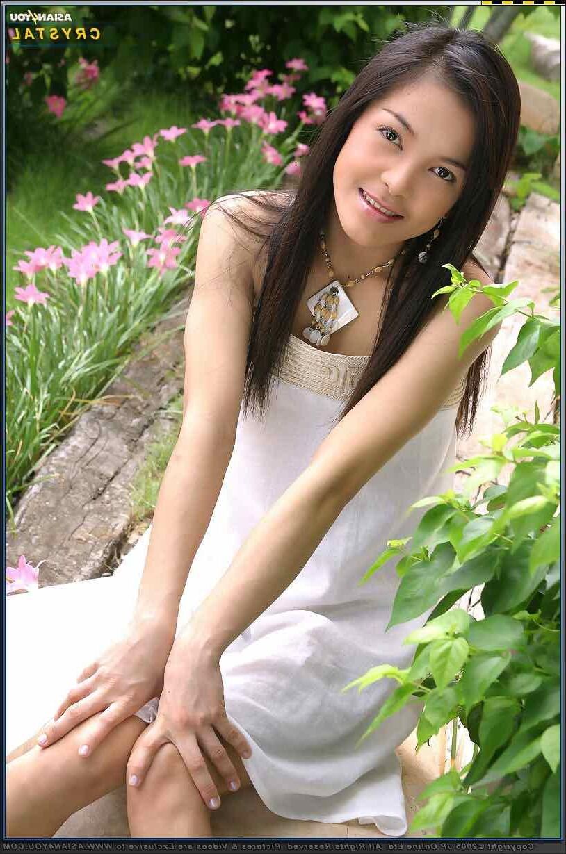 Asianyou Crystal em seu jardim