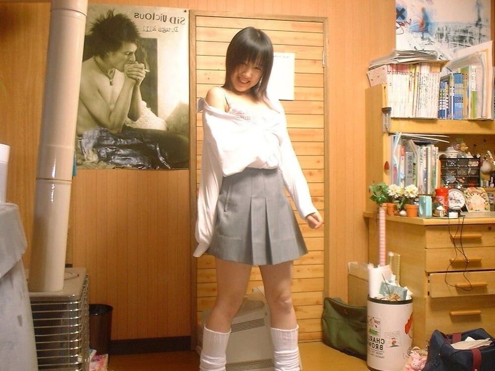 学校の制服を着た日本のファックおもちゃ