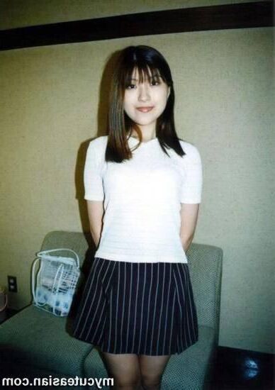 かわいい日本人学生ストリッピング