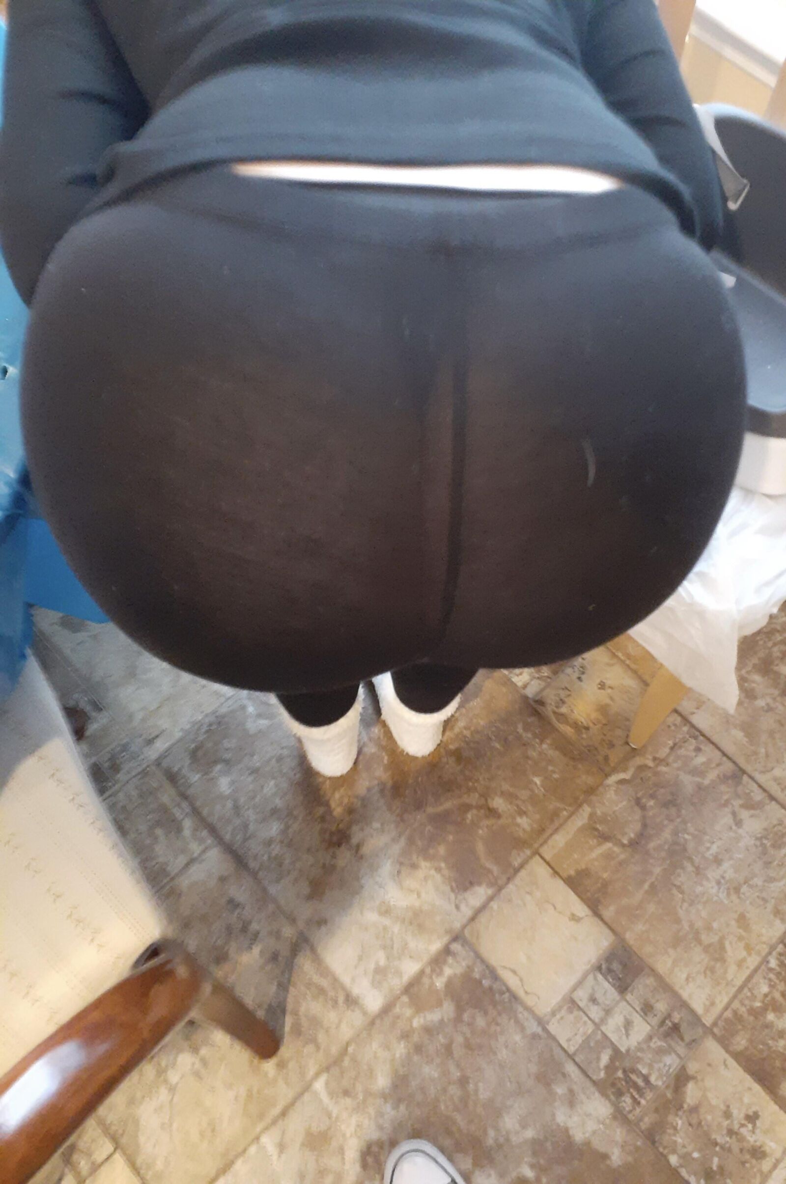 Sexy Sarah se sienta en esa polla
