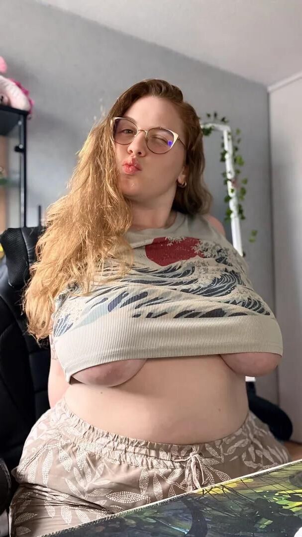 SUNY巨大なおっぱい大きなお尻赤毛フレンチBBWガールミックスホットショット