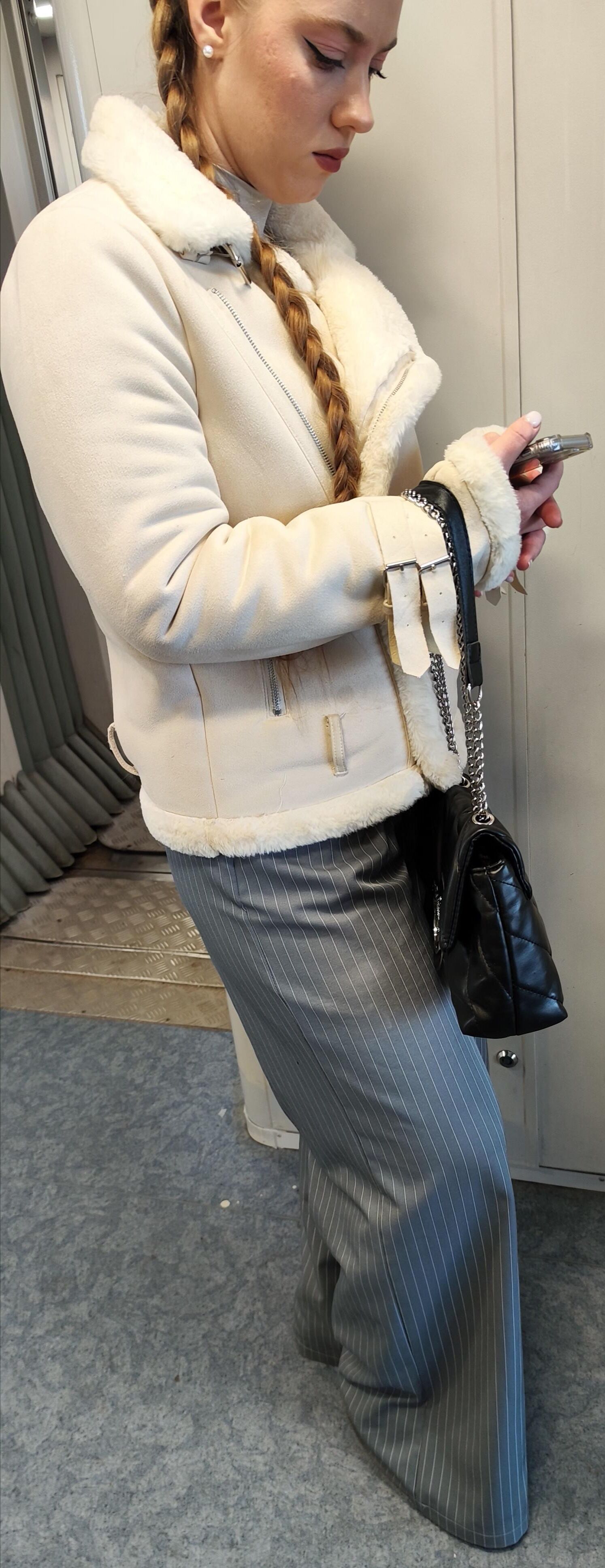赤い頭は大きなズボンの腰を隠しています