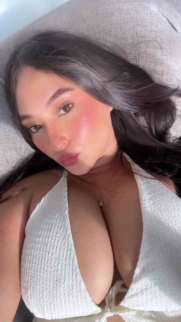 Hermosa chica latina con gran culo y tetas