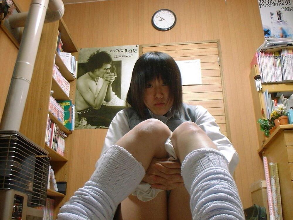 学校の制服を着た日本のファックおもちゃ