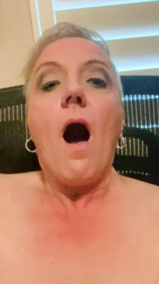 痴女リサは、これらの写真が再投稿されているのを見ると、激しく中出しします