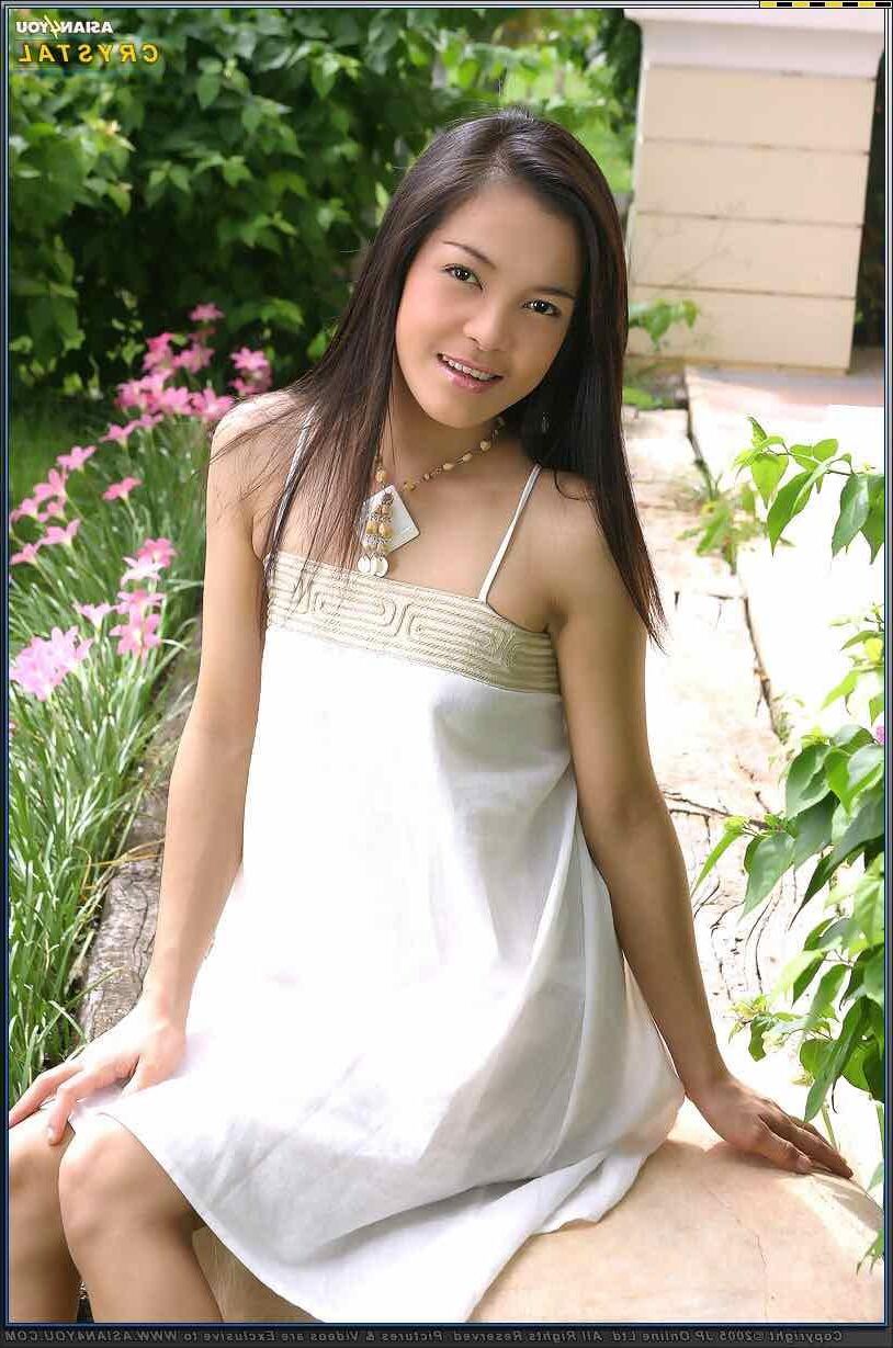 Asianyou Crystal em seu jardim