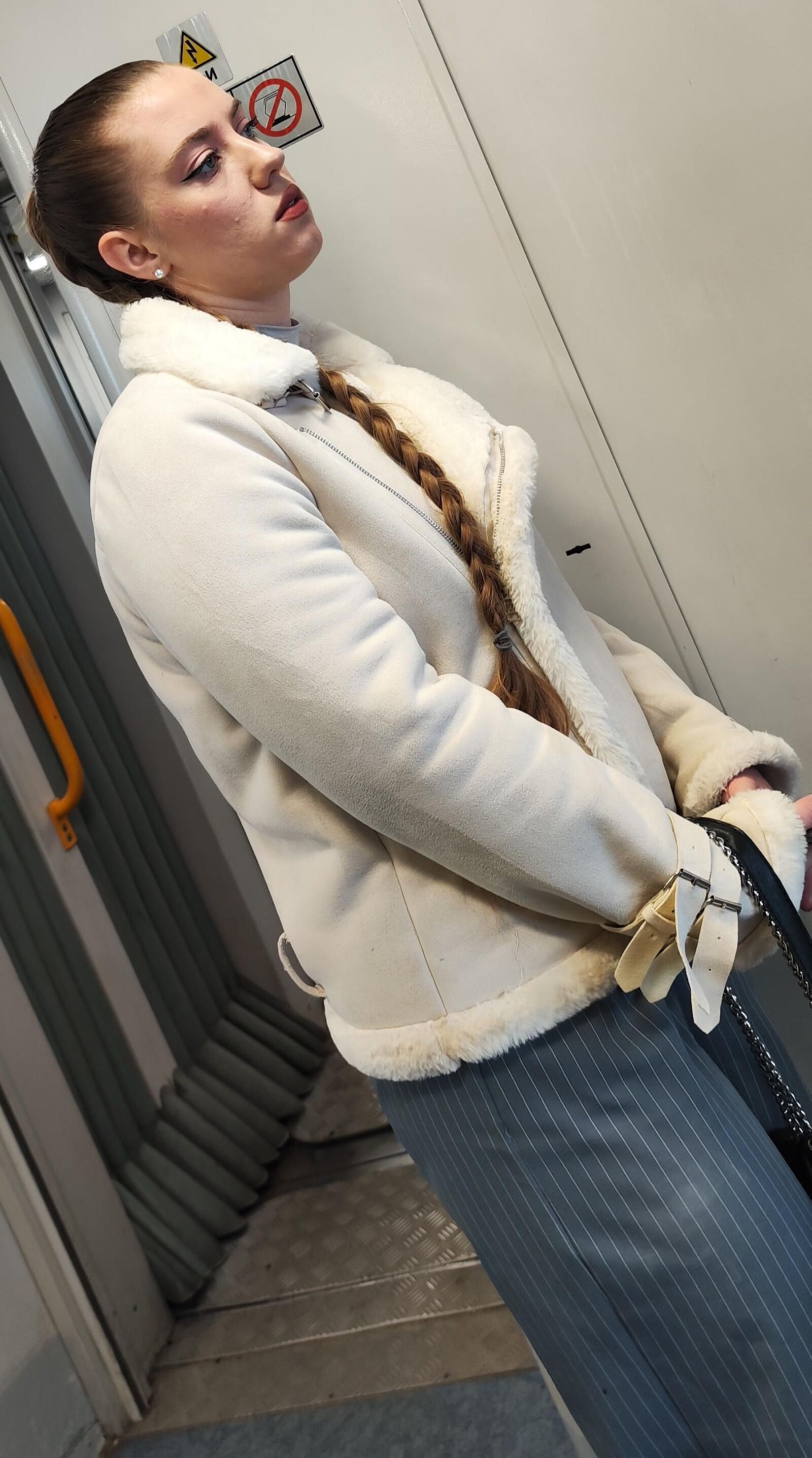 赤い頭は大きなズボンの腰を隠しています