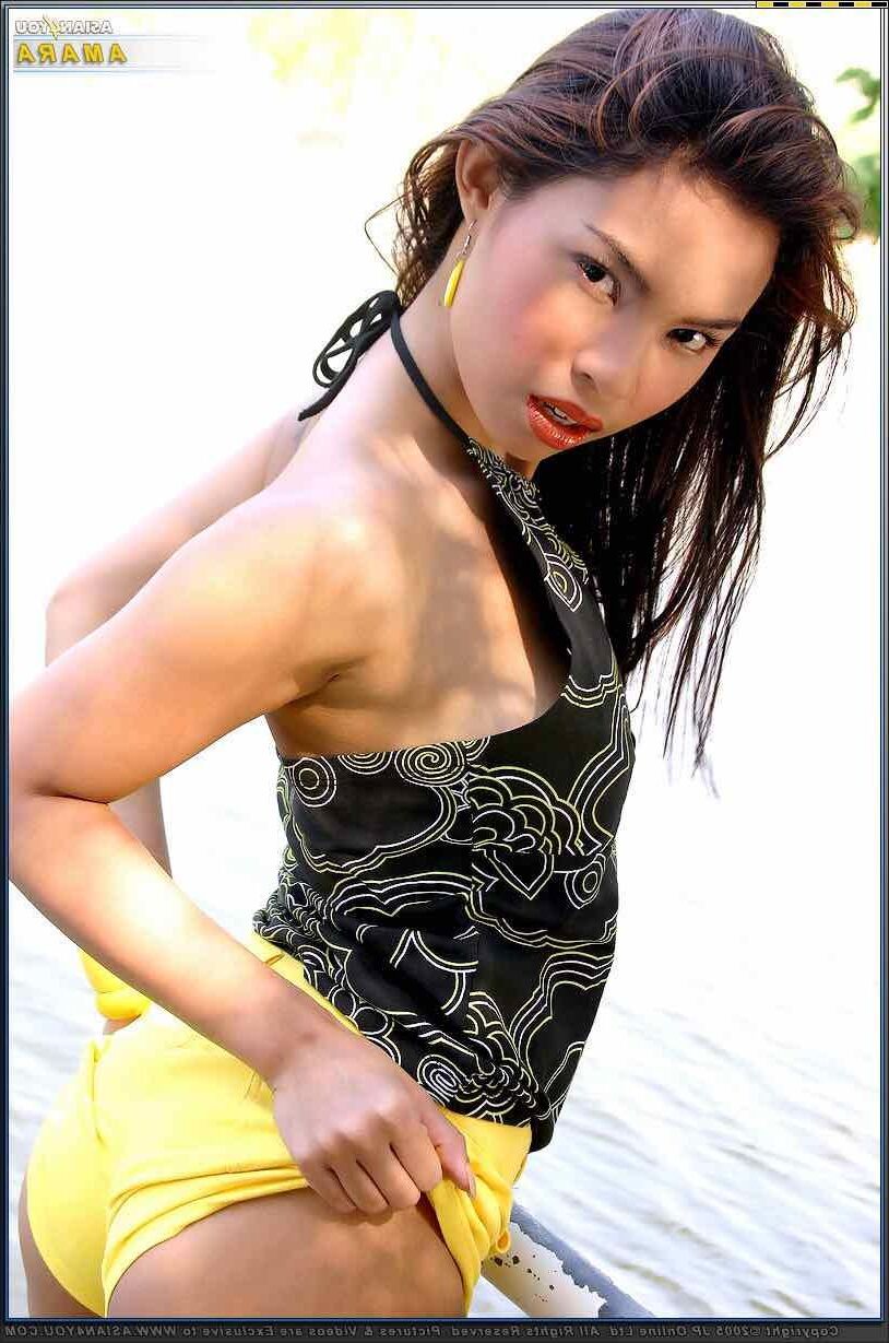 Asianyou Amara sentindo o calor