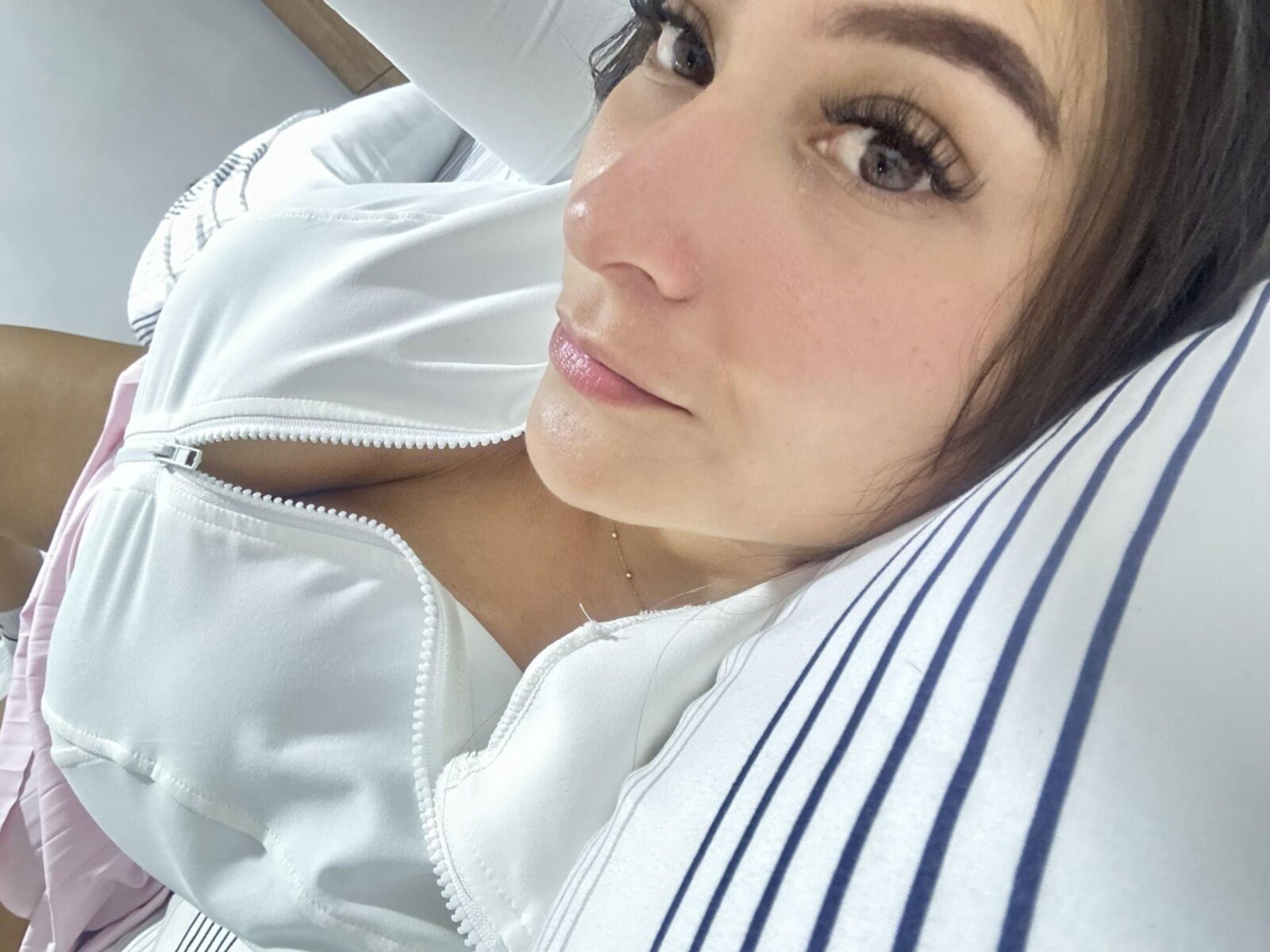 Hermosa chica latina con gran culo y tetas