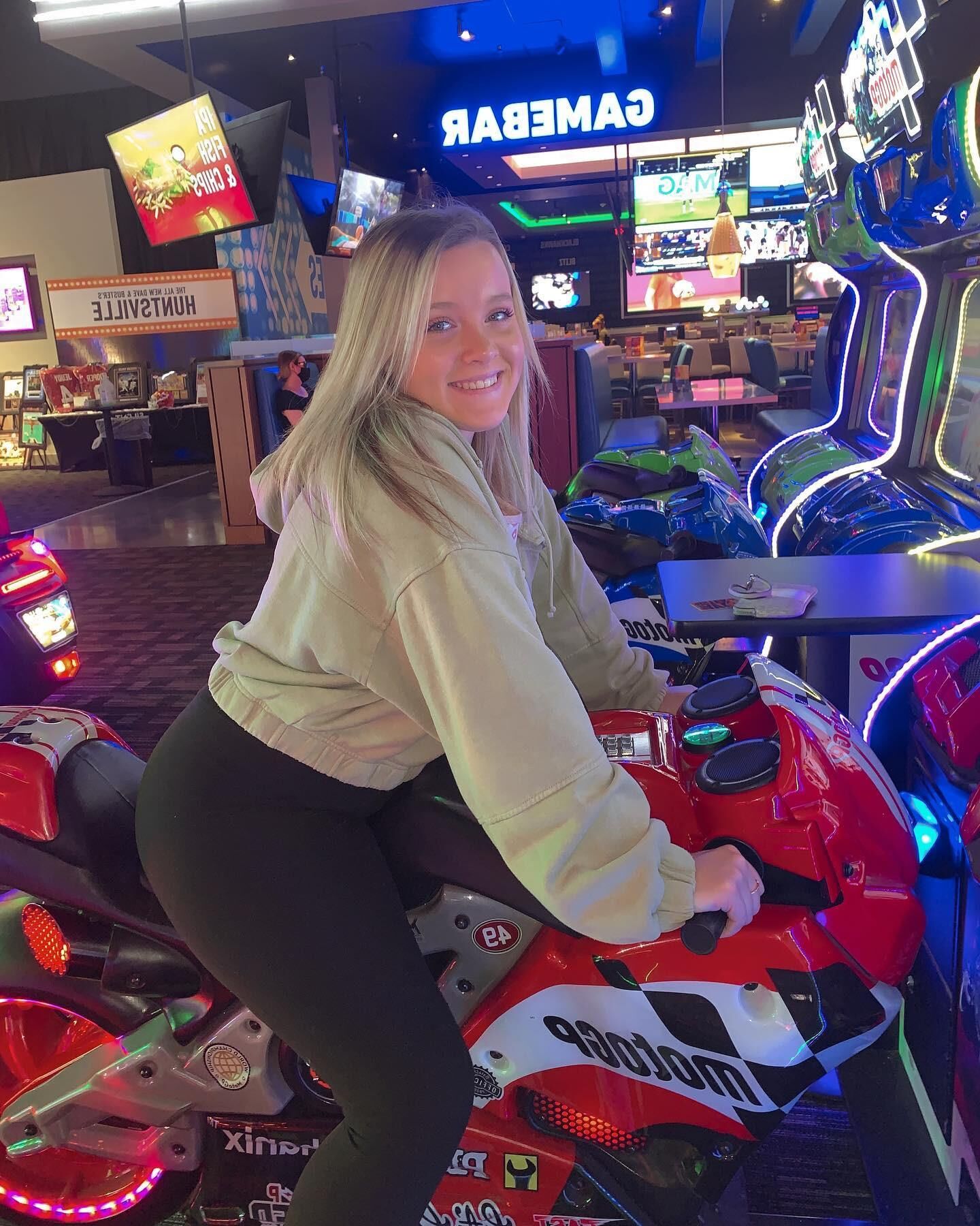 BBCの大学Snowbunny Pawg：Alivia w