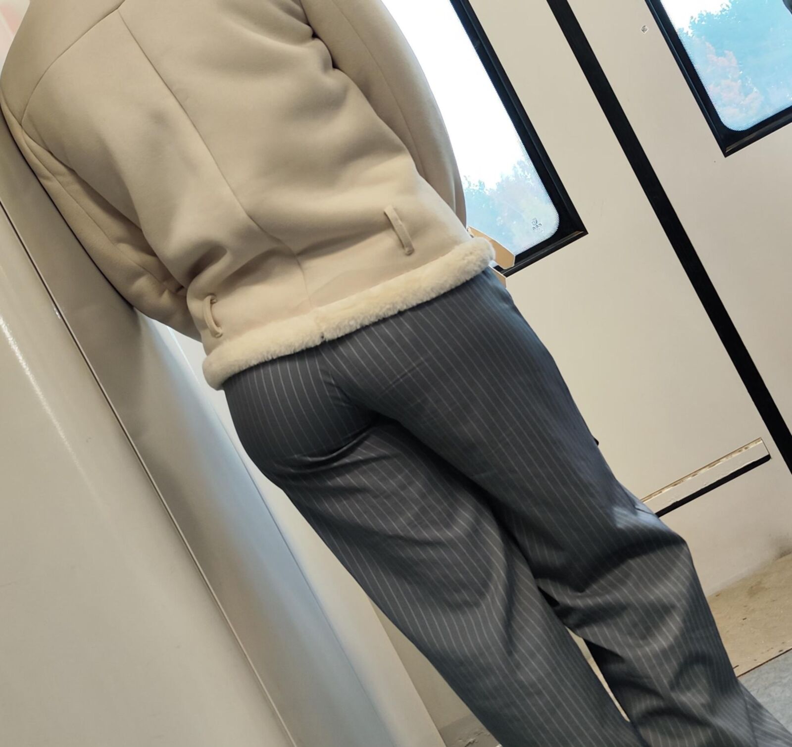 赤い頭は大きなズボンの腰を隠しています