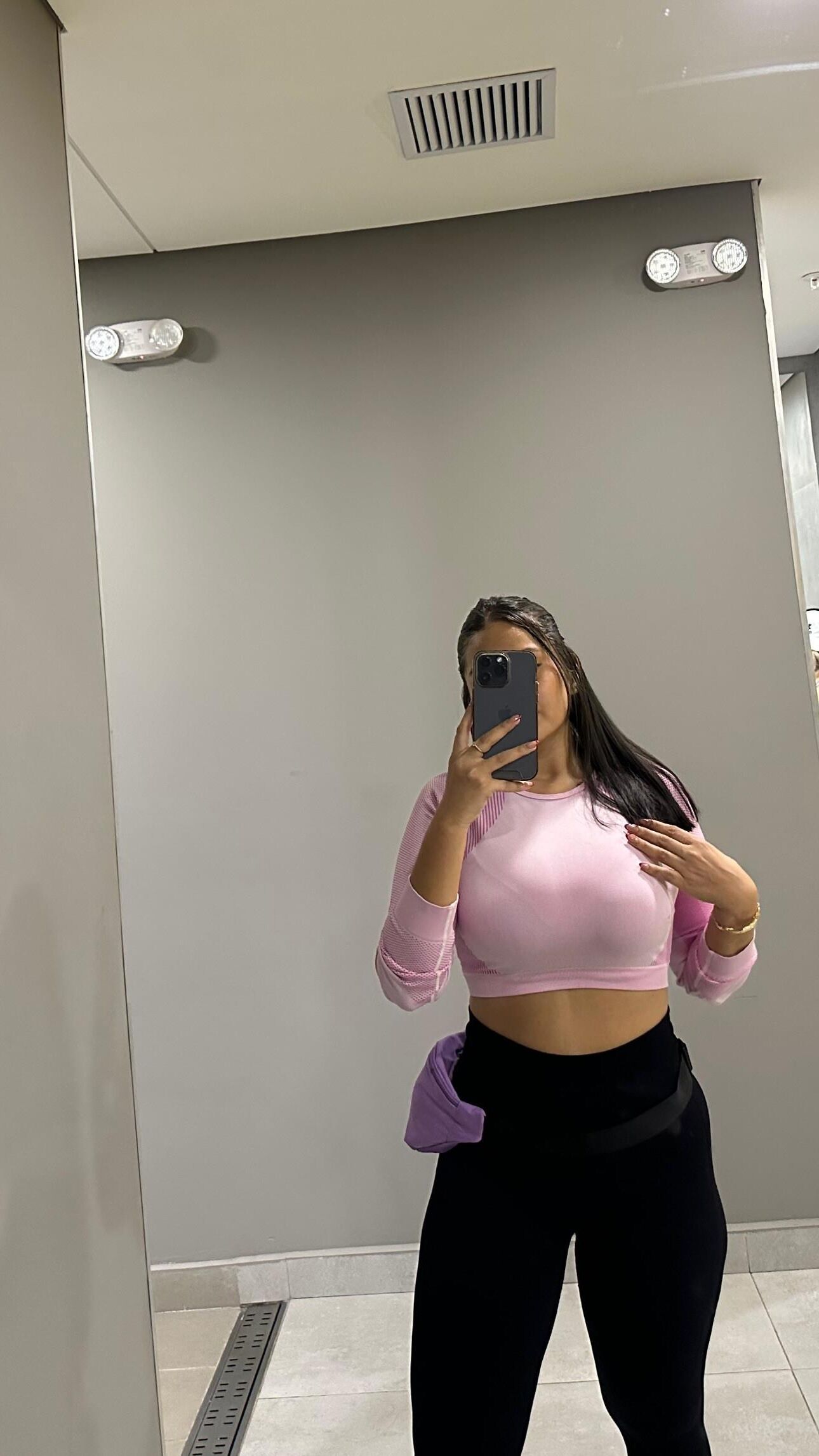 Hermosa chica latina con gran culo y tetas