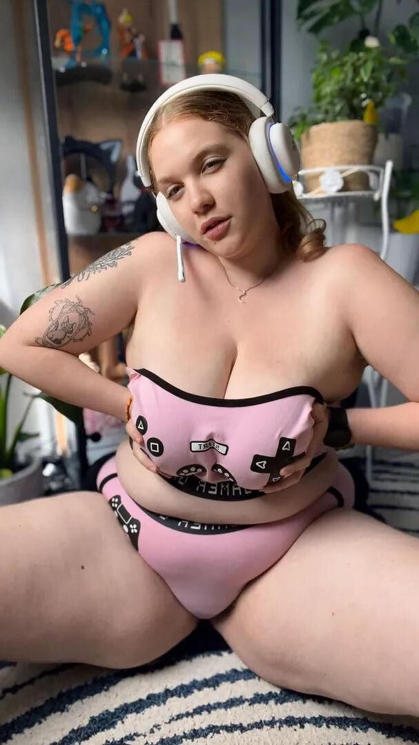 SUNY巨大なおっぱい大きなお尻赤毛フレンチBBWガールミックスホットショット