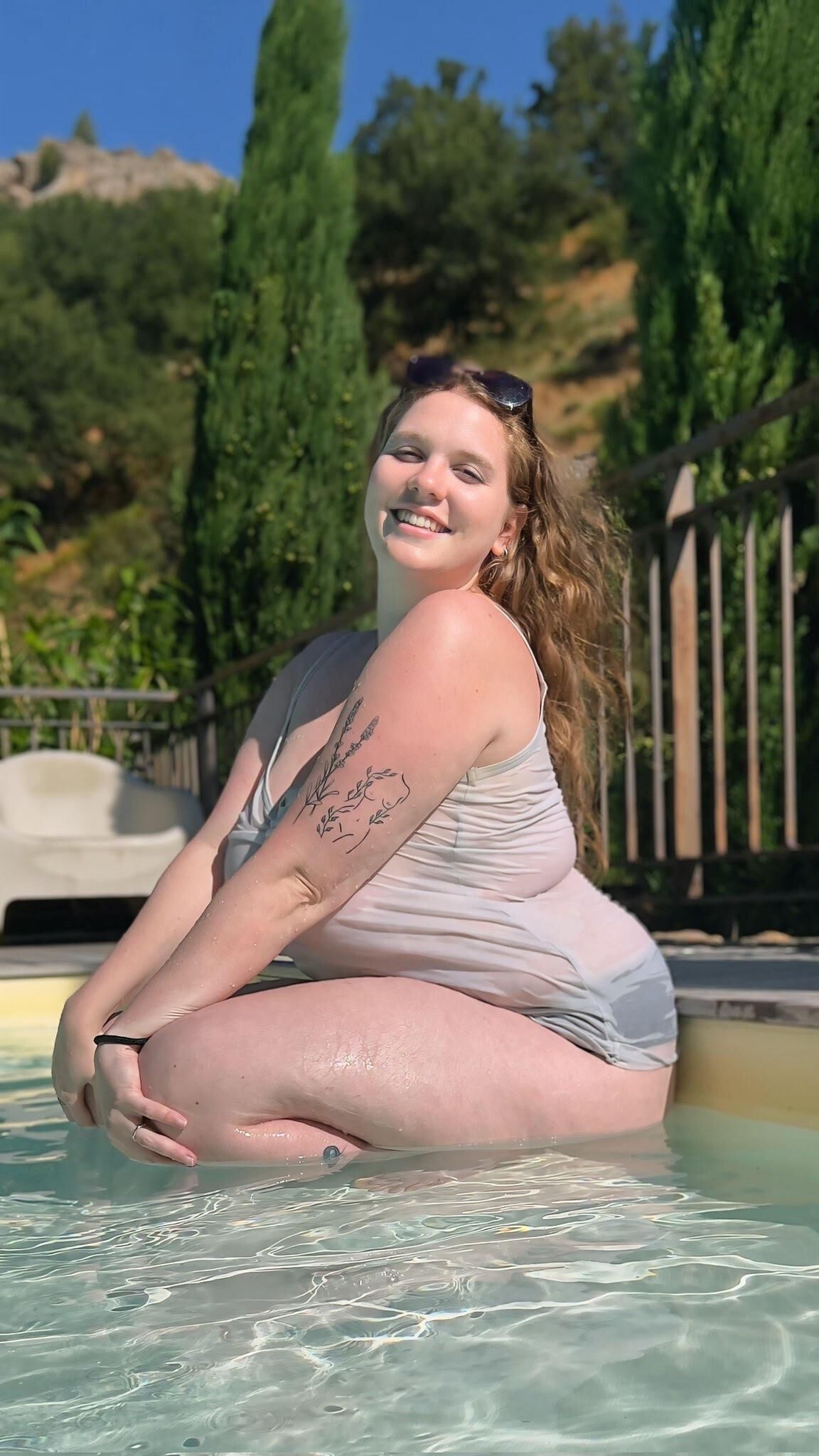 SUNY巨大なおっぱい大きなお尻赤毛フレンチBBWガールミックスホットショット